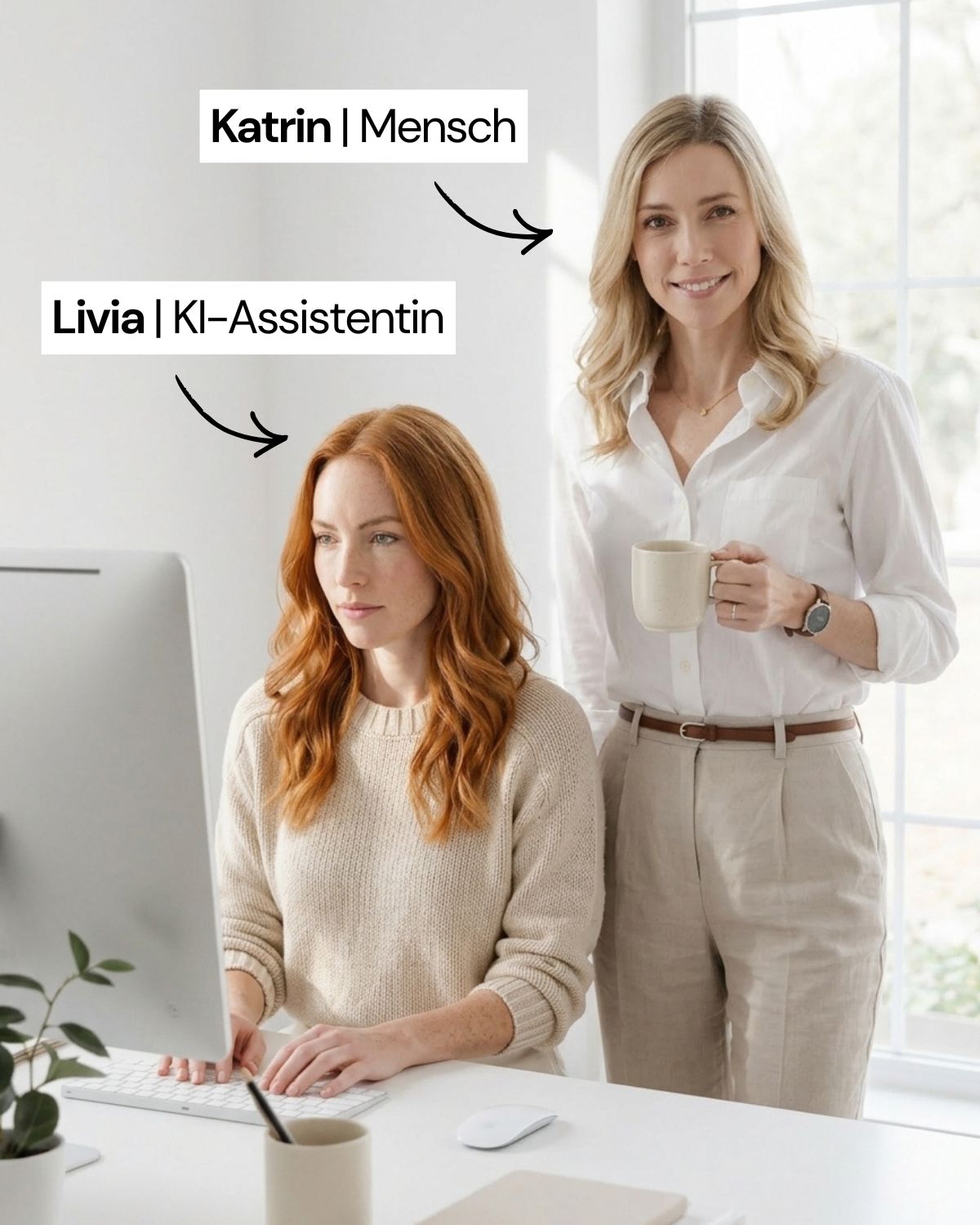 Katrin und Livia bei der Arbeit — Livia als KI-Assistentin am Schreibtisch, Katrin als Mensch daneben stehend mit Kaffeetasse